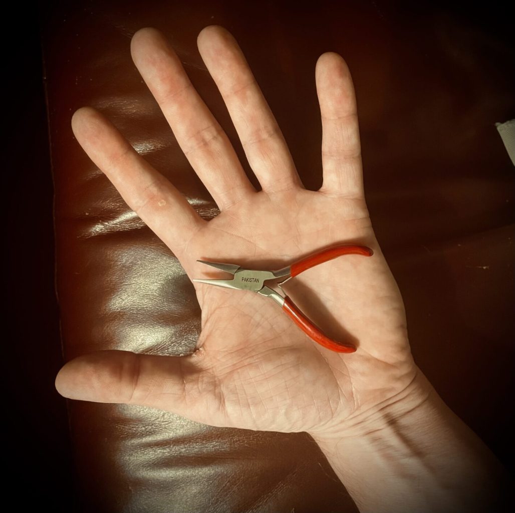 big-hand-small-tool